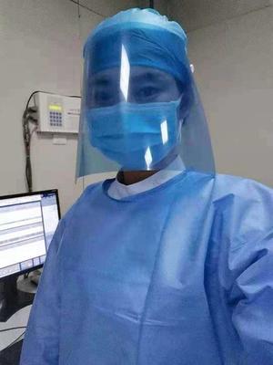 防護裝備告急，四川省人民醫院醫護人員自制防護用具應對危機